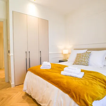 Apartament 12b - Facing Port & Town Hall *