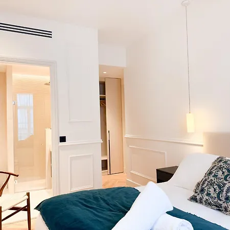 12b - Facing Port & Town Hall Apartament *