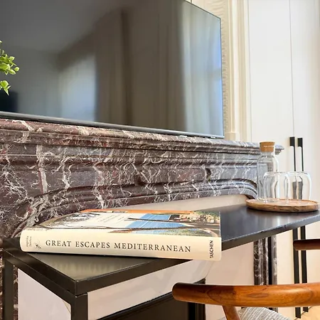 Apartament 12b - Facing Port & Town Hall *