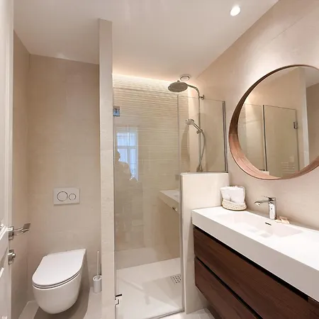 12b - Facing Port & Town Hall Apartament *