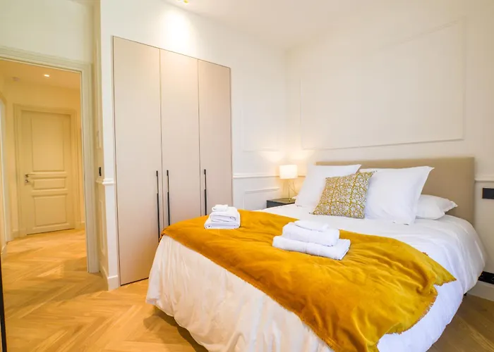 Appartement 12b - Facing Port & Town Hall *