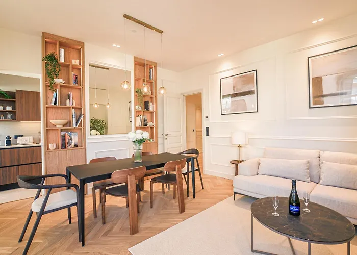 12b - Facing Port & Town Hall Appartement *