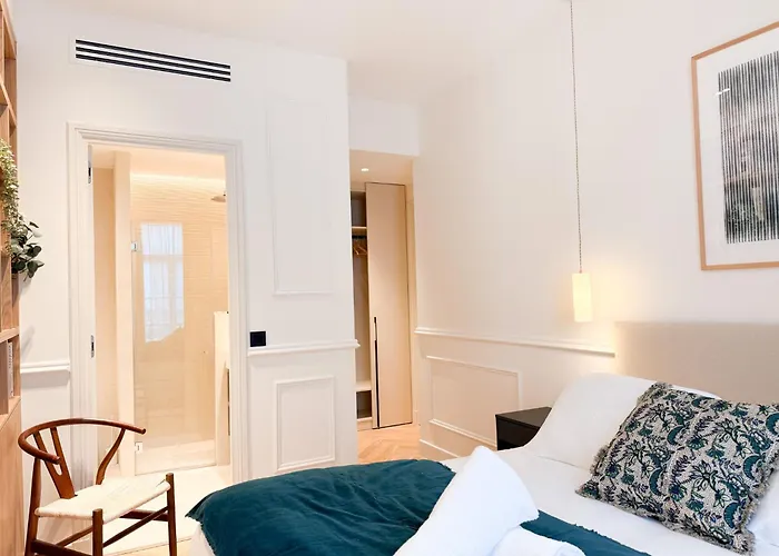 12b - Facing Port & Town Hall Appartement *