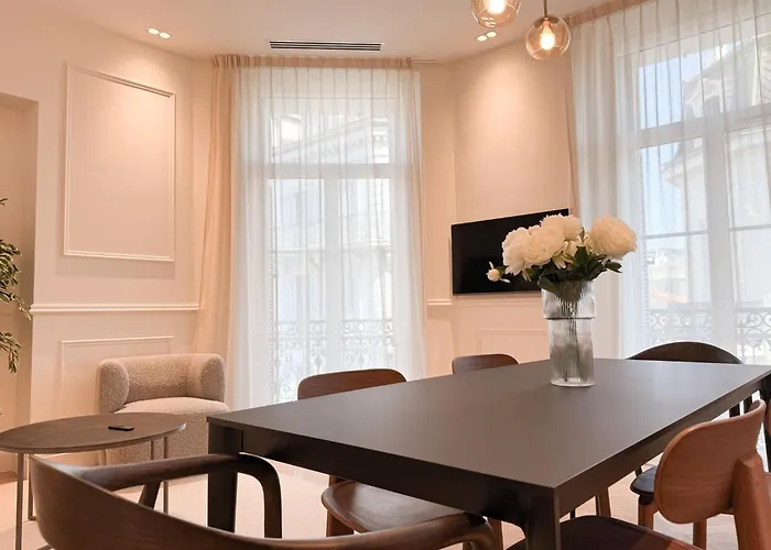 Appartement 12b - Facing Port & Town Hall *