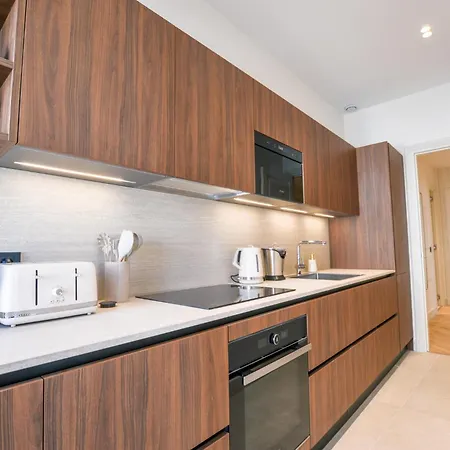 12b - Facing Port & Town Hall Lägenhet