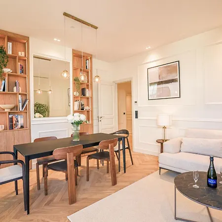 12b - Facing Port & Town Hall Lägenhet *