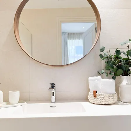 12b - Facing Port & Town Hall Lägenhet *