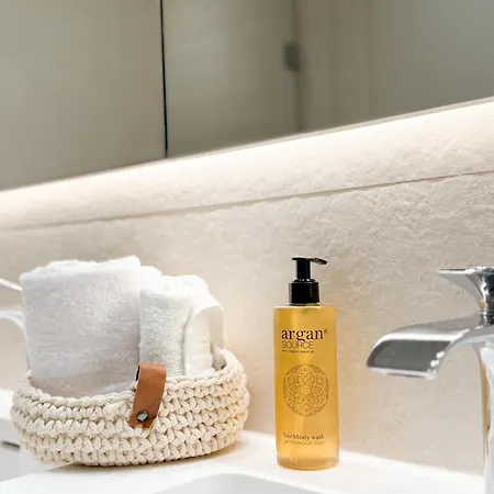 Lägenhet 12b - Facing Port & Town Hall *