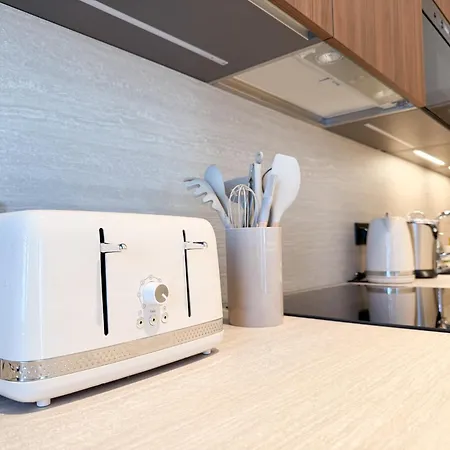 12b - Facing Port & Town Hall Lägenhet *