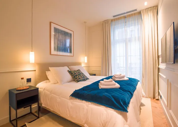 12b - Facing Port & Town Hall Apartman