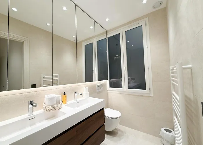 Apartman 12b - Facing Port & Town Hall