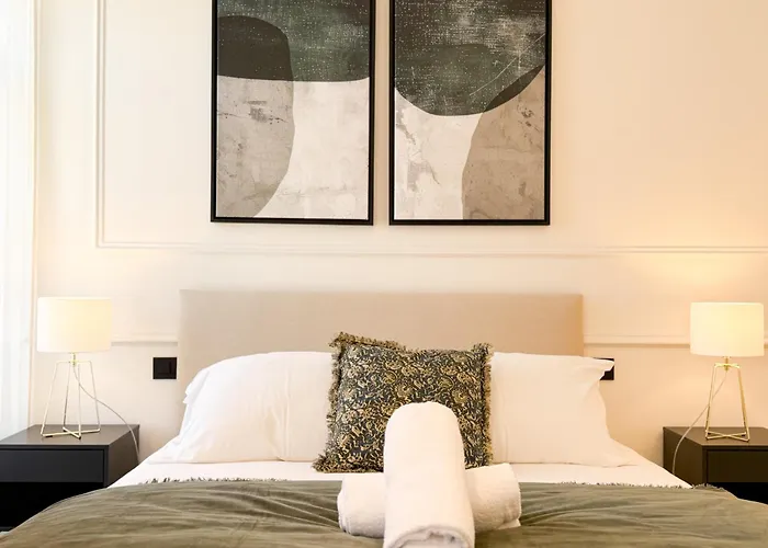 Apartman 12b - Facing Port & Town Hall