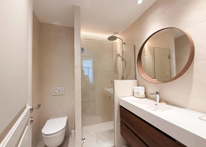 12b - Facing Port & Town Hall Apartman *